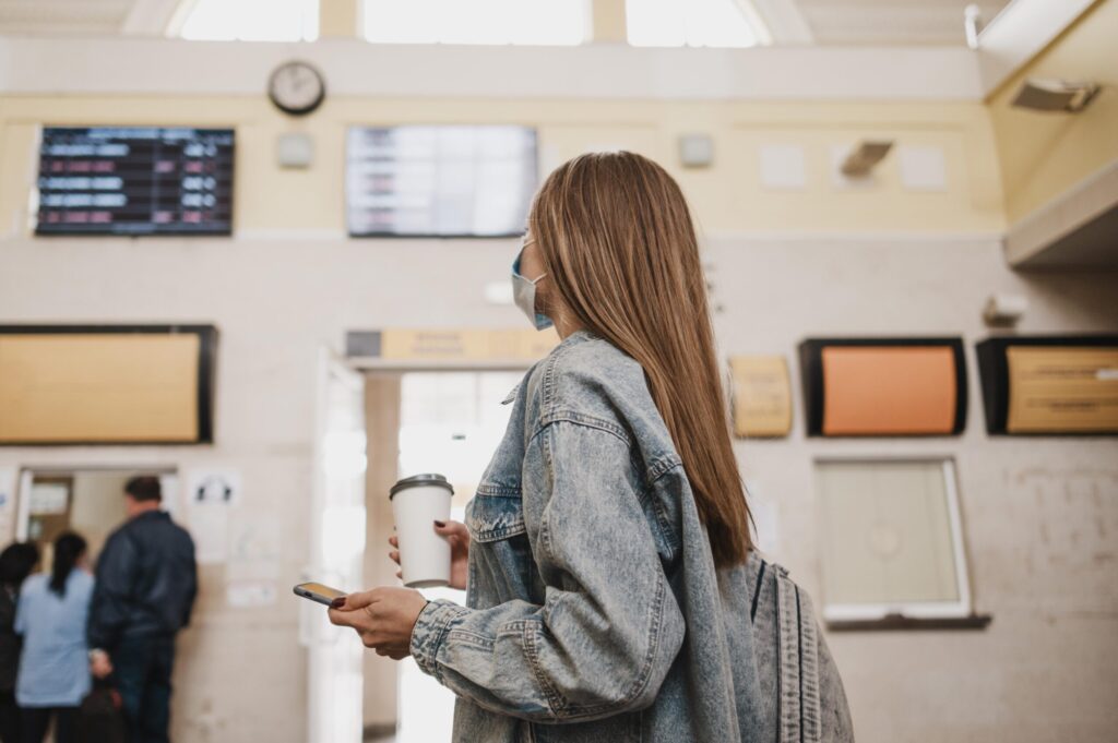 The 7-Minute Window: How Travelers Actually Consume Content at Airports